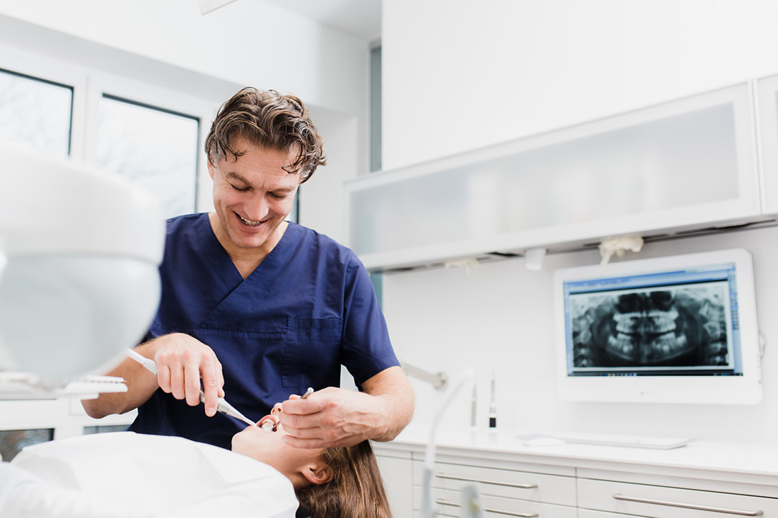 Zahnarzt Starnberg - Tichy - Praxis - Leistungen - Behandlung